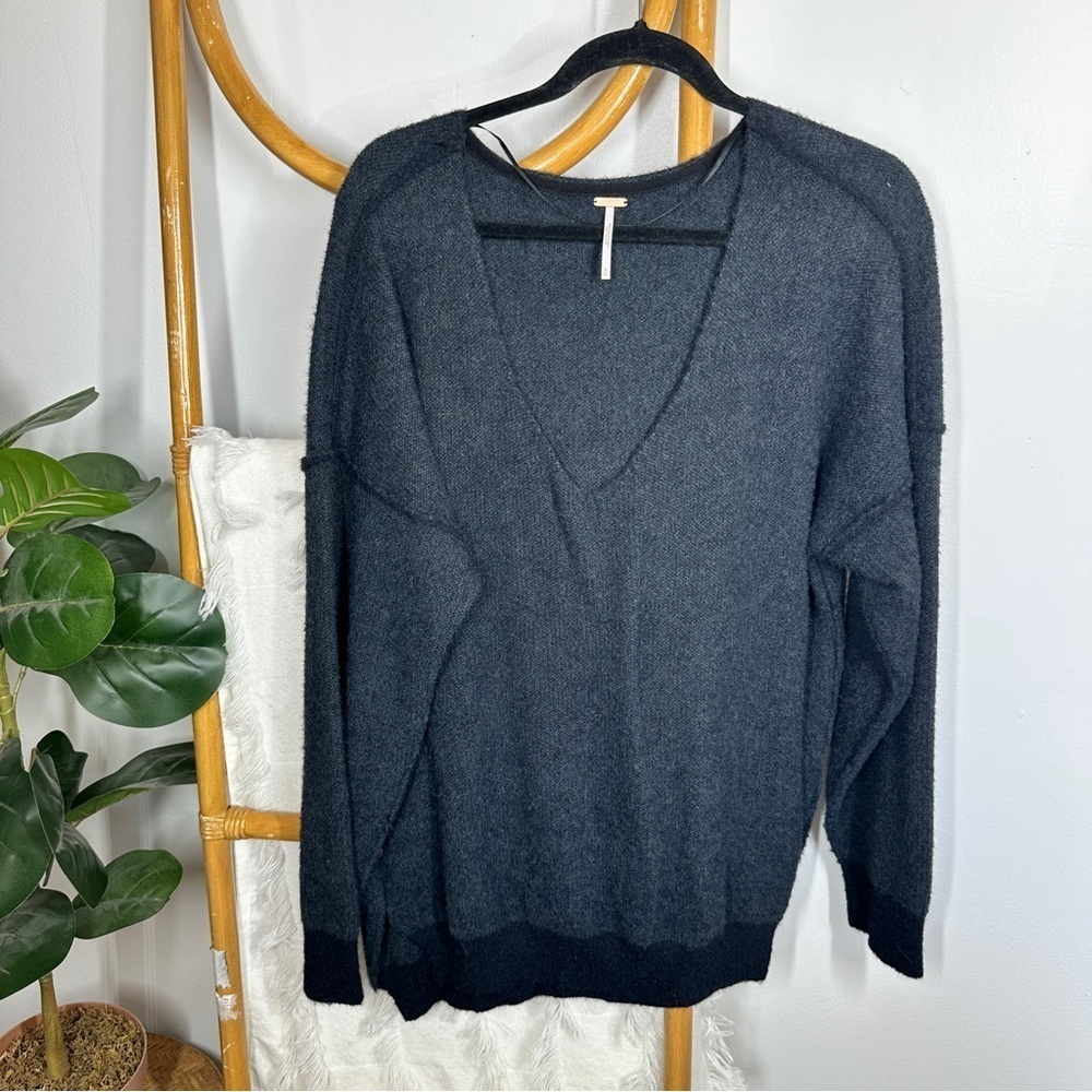 Free People Grey Slouchy V Neck Sweater sz M - Picture 4 of 10